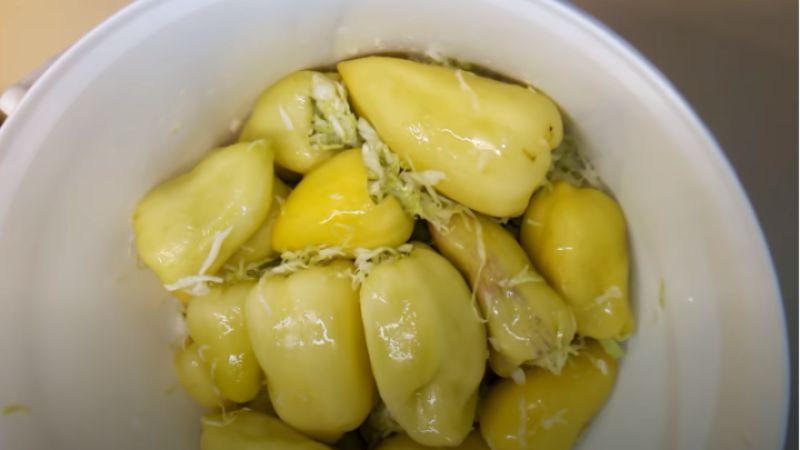 Маринований перець, фарширований капустою