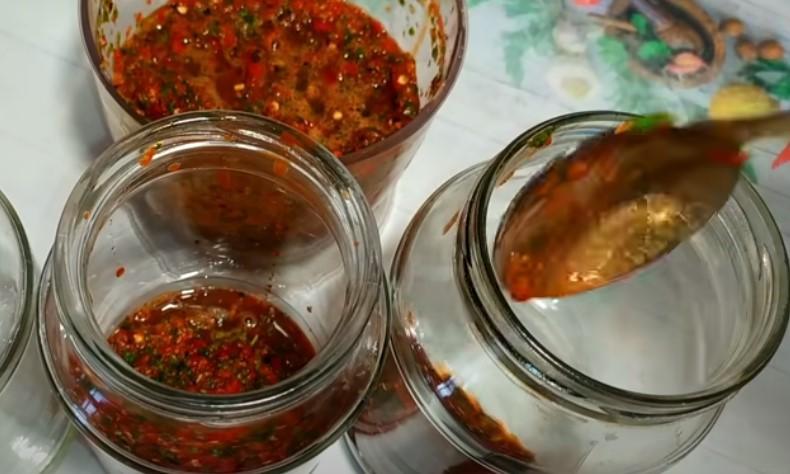 Незвичайно смачні мариновані помідори з часником і зеленню