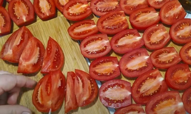 Незвичайно смачні мариновані помідори з часником і зеленню