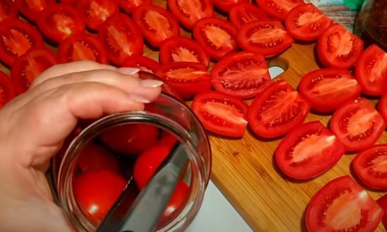 Незвичайно смачні мариновані помідори з часником і зеленню