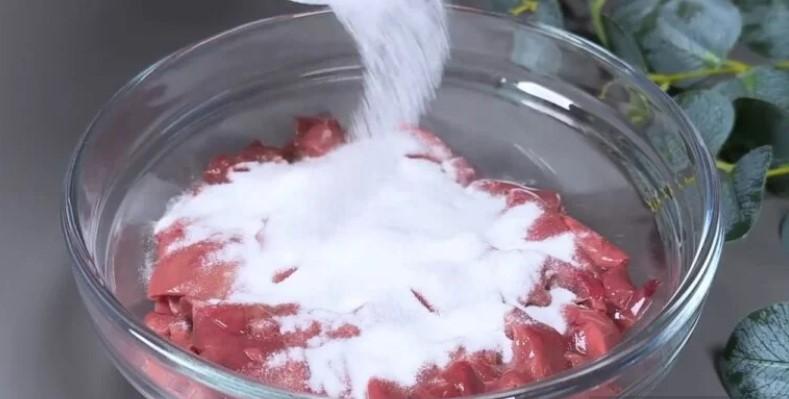 Смачна куряча печінка зі смаженою хрусткою цибулею