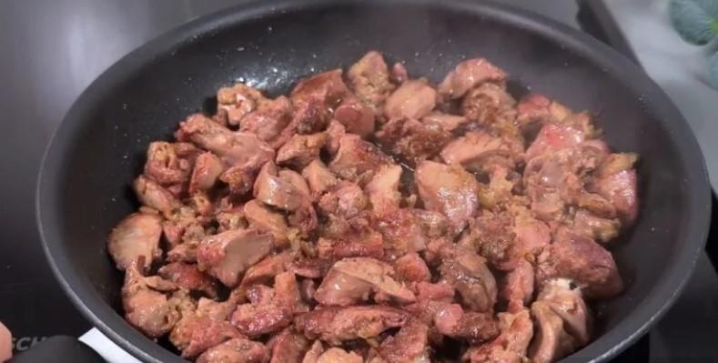 Смачна куряча печінка зі смаженою хрусткою цибулею