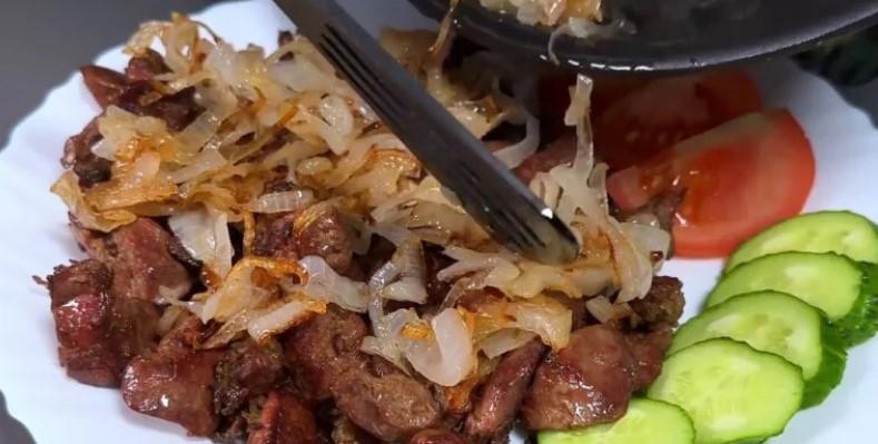 Смачна куряча печінка зі смаженою хрусткою цибулею