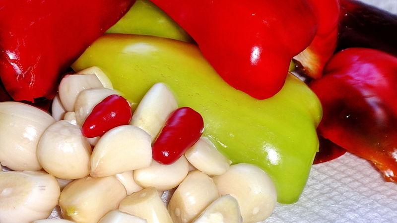 Гострі, мариновані баклажани в банці