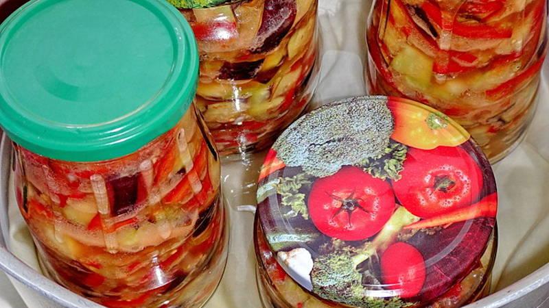 Гострі, мариновані баклажани в банці