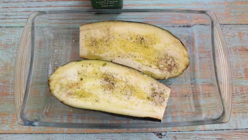 Смачні баклажани в духовці з ковбасками та помідорами