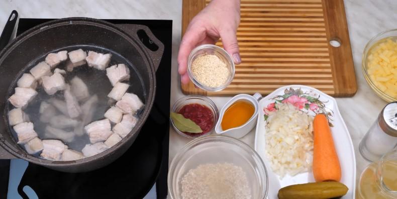 Наваристий розсольник з перловкою, солоними огірками та м'ясом