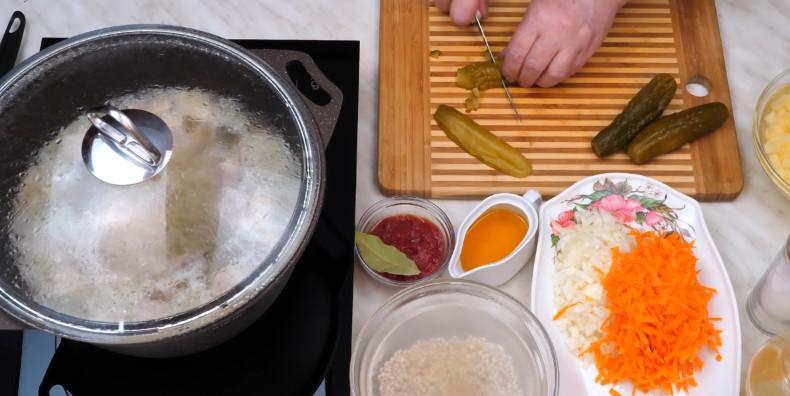 Наваристий розсольник з перловкою, солоними огірками та м'ясом