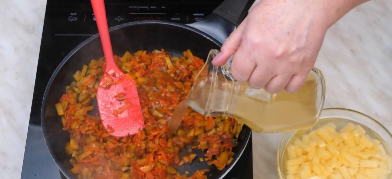 Наваристий розсольник з перловкою, солоними огірками та м'ясом