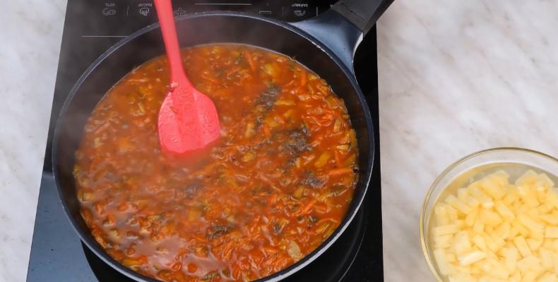 Наваристий розсольник з перловкою, солоними огірками та м'ясом