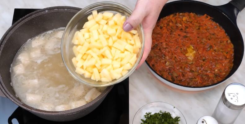 Наваристий розсольник з перловкою, солоними огірками та м'ясом