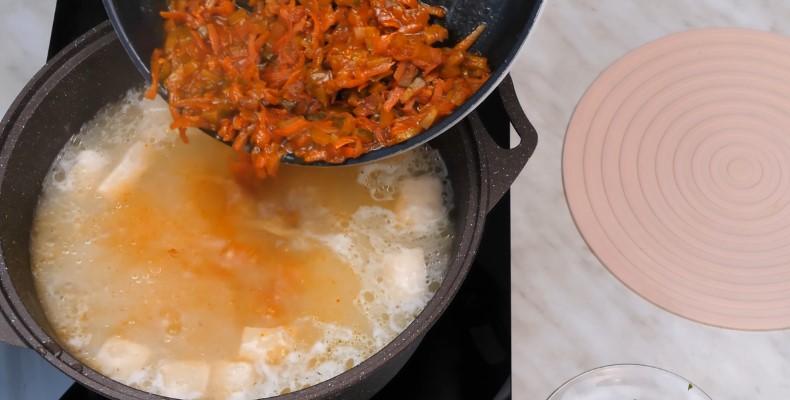 Наваристий розсольник з перловкою, солоними огірками та м'ясом