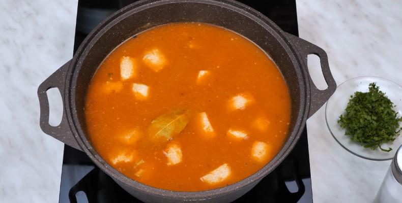 Наваристий розсольник з перловкою, солоними огірками та м'ясом