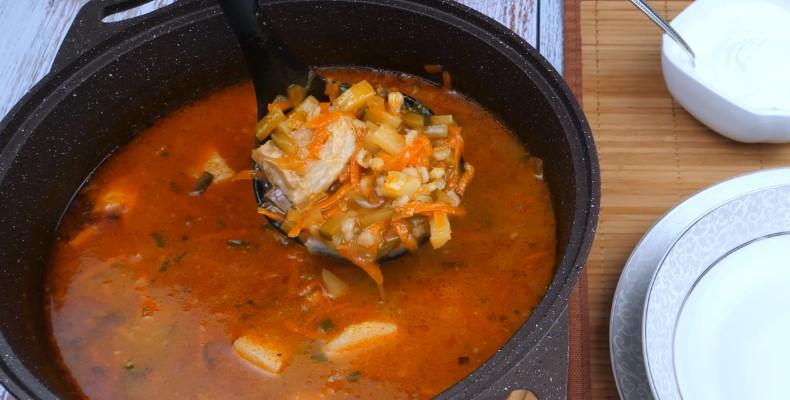 Наваристий розсольник з перловкою, солоними огірками та м'ясом