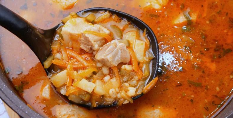 Наваристий розсольник з перловкою, солоними огірками та м'ясом