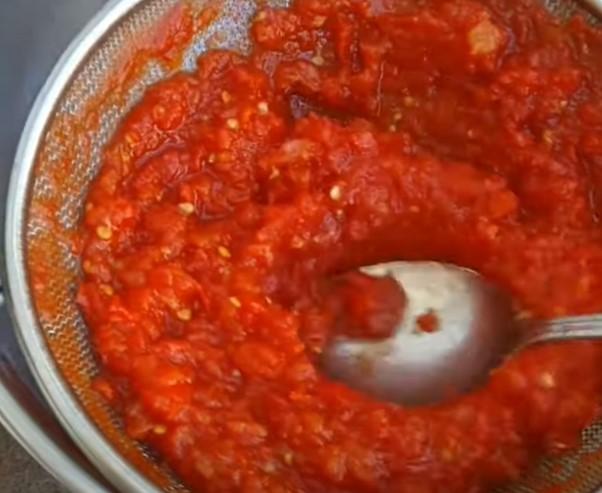 Як просто приготувати густий домашній кетчуп на зиму