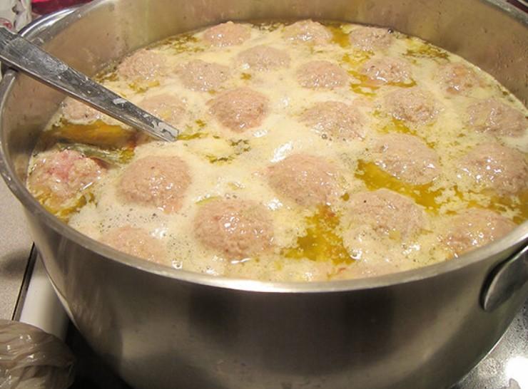 Суп з курячими фрикадельками та свіжою зеленню