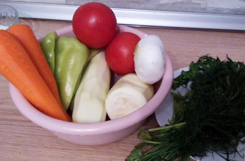 Тушковані кабачки з морквою, цибулею, помідорами та болгарським перцем на зиму