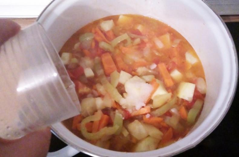 Тушковані кабачки з морквою, цибулею, помідорами та болгарським перцем на зиму