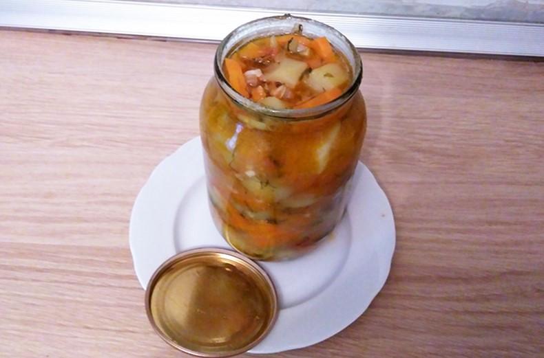 Тушковані кабачки з морквою, цибулею, помідорами та болгарським перцем на зиму