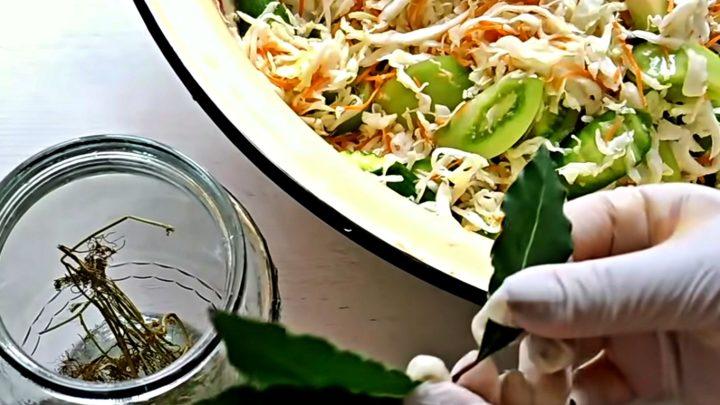 Салат із капусти з огірками, помідорами і морквою без консервації