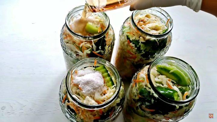 Салат із капусти з огірками, помідорами і морквою без консервації
