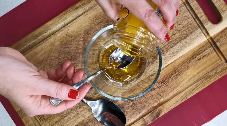 Ріжу кабачки соломкою як локшину та заливаю маринадом. Через 2 години закуску можна подавати