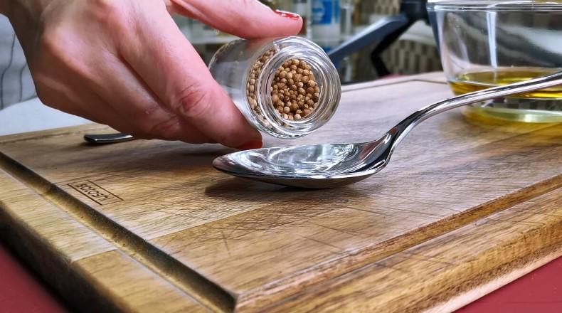 Ріжу кабачки соломкою як локшину та заливаю маринадом. Через 2 години закуску можна подавати
