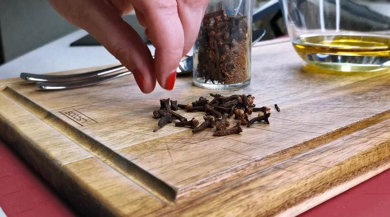 Ріжу кабачки соломкою як локшину та заливаю маринадом. Через 2 години закуску можна подавати