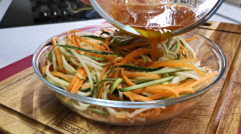 Ріжу кабачки соломкою як локшину та заливаю маринадом. Через 2 години закуску можна подавати