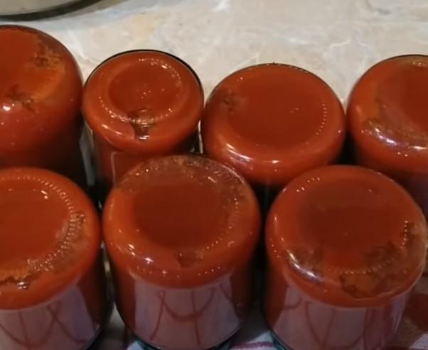 Як просто приготувати густий домашній кетчуп на зиму