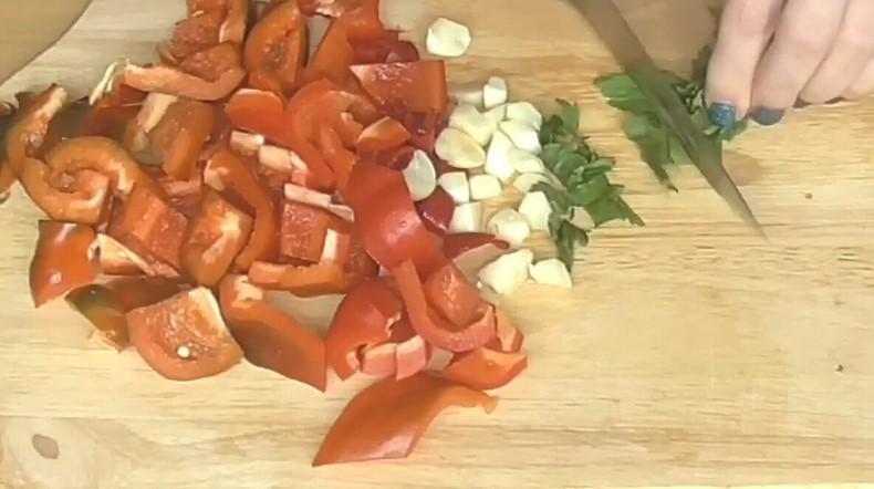 Подібну закуску готую з різних овочів, але помідори по-корейськи це щось