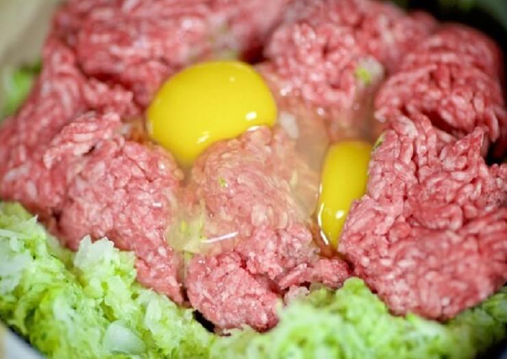 Смажені котлети із яловичого фаршу з кабачком