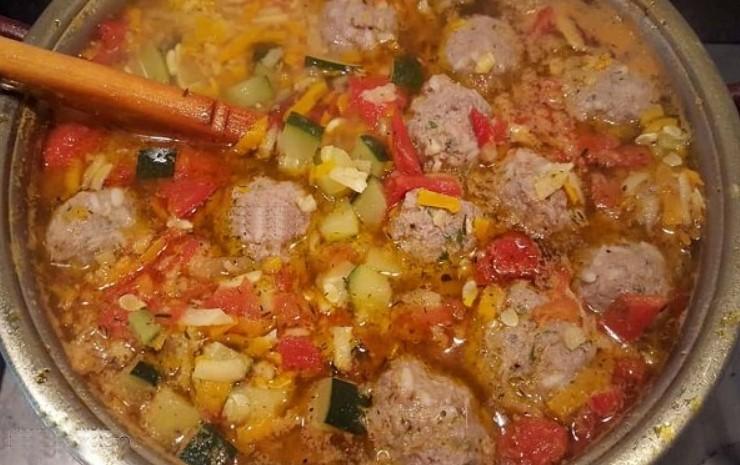 Суп з курячими фрикадельками та кабачками