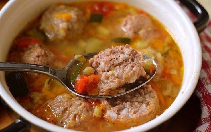 Суп з курячими фрикадельками та кабачками