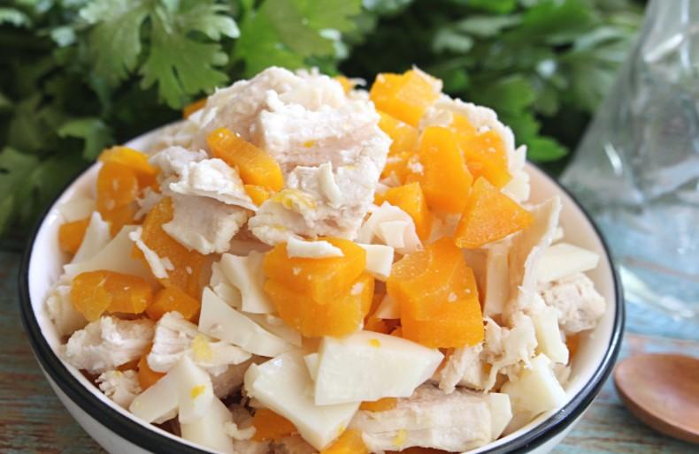 Легкий салат з курячою грудкою, яєчними білками та морквою