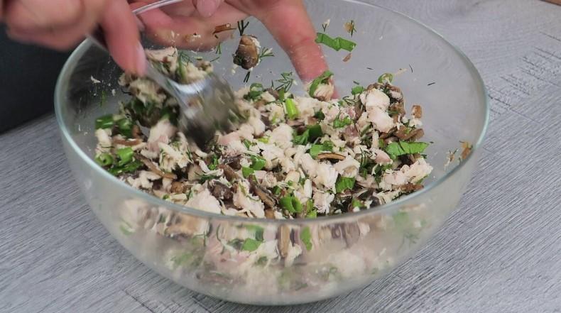 Картопляна запіканка з куркою та грибами на сковороді