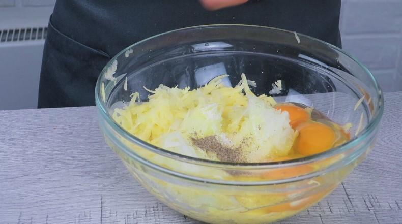 Картопляна запіканка з куркою та грибами на сковороді