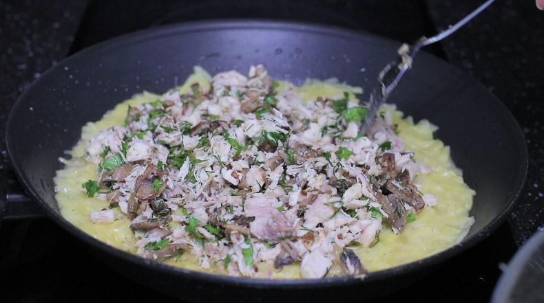 Картопляна запіканка з куркою та грибами на сковороді