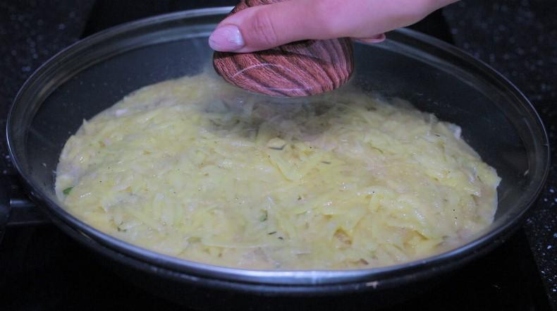 Картопляна запіканка з куркою та грибами на сковороді