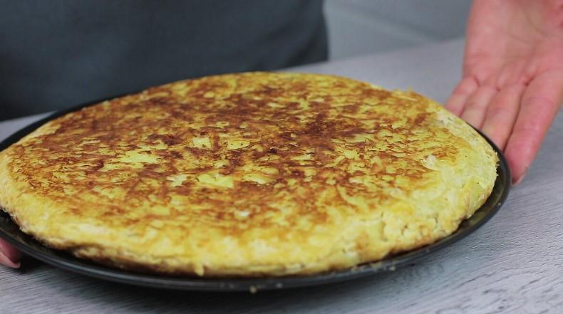Картопляна запіканка з куркою та грибами на сковороді