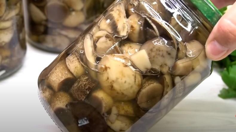 Мариновані гриби з часником і кропом на зиму