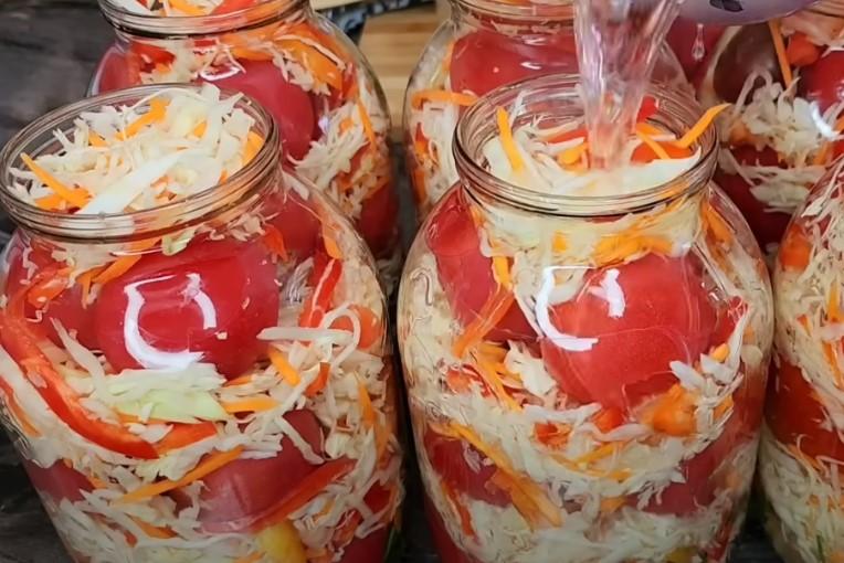 Просто заливаю кип'ятком. Помідори з капустою на зиму
