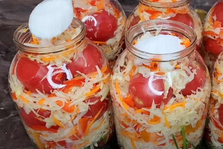 Просто заливаю кип'ятком. Помідори з капустою на зиму
