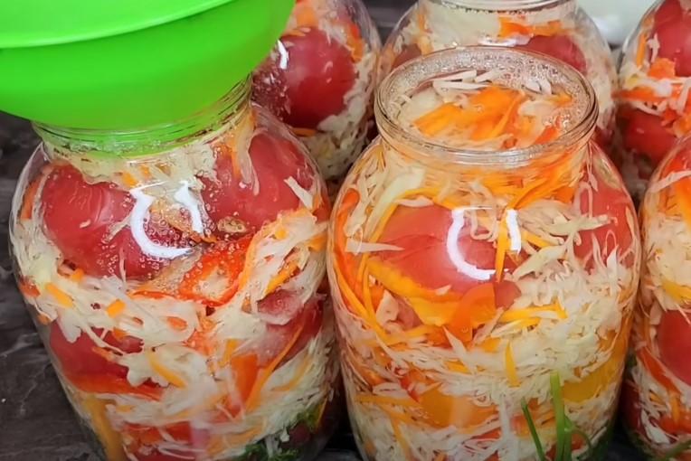Просто заливаю кип'ятком. Помідори з капустою на зиму