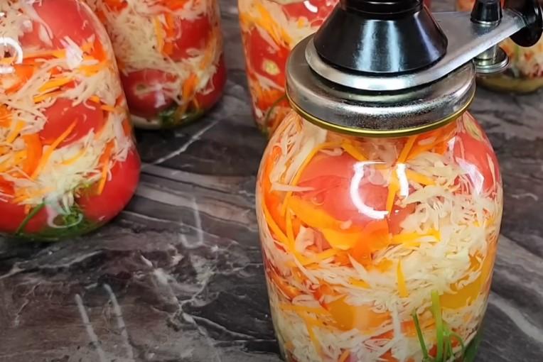 Просто заливаю кип'ятком. Помідори з капустою на зиму