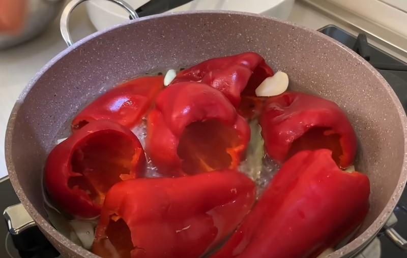 Маринований червоний перець з капустою