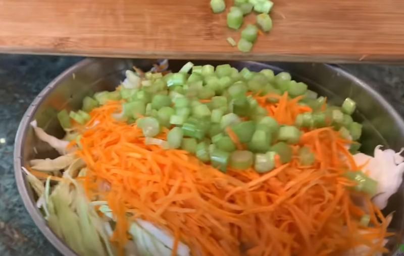 Маринований червоний перець з капустою