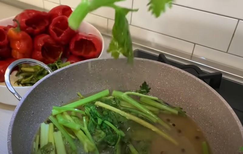 Маринований червоний перець з капустою