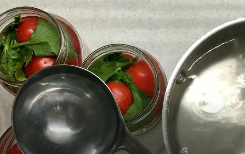 Мариновані помідори з селерою на зиму